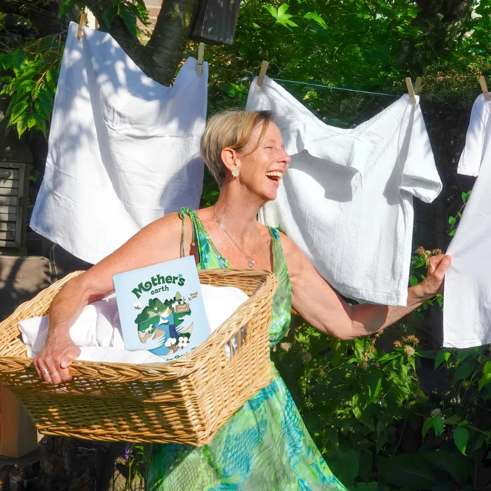 Tevreden klanten die genieten van schone, veilige was met Mother's Earth